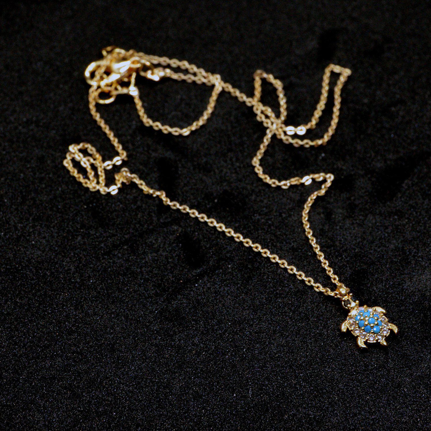 Ожерелье с черепахой из бирюзового камня и циркония золотого цвета, опт, 853 3 Toptan Altın Renk Zirkon Taşlı Turkuaz Taş Kaplumbağa Kolye 853 — изображение 3