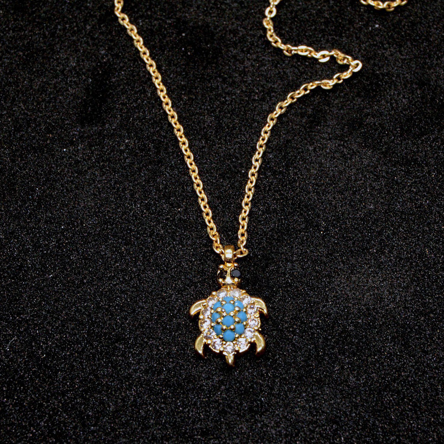 Ожерелье с черепахой из бирюзового камня и циркония золотого цвета, 853 1 Ожерелье с черепахой из бирюзового камня и циркония золотого цвета 853