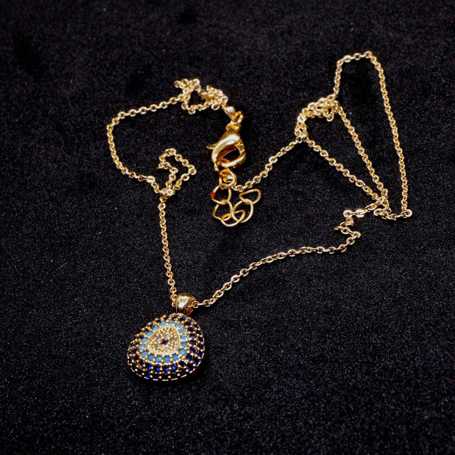 Ожерелье с треугольным глазом из золотистого циркония 854 3 Toptan Altın Renk Zirkon Taşlı Üçgen Göz Kolye 854 — изображение 3