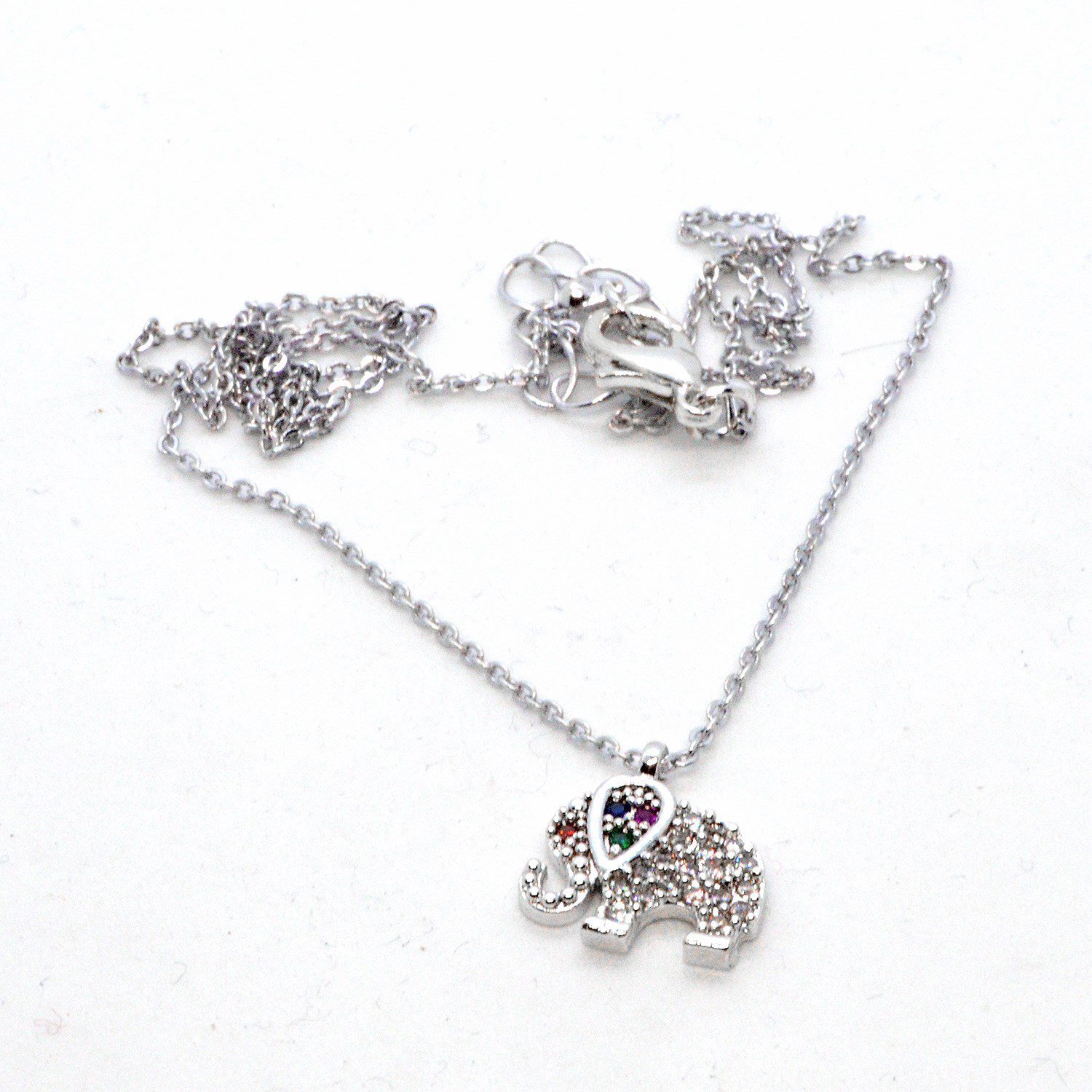 Toptan Gümüş Renk Zirkon Taşlı Fil Desenli Beyaz Taşlı Kolye 942 1 قلادة من حجر الزركون الأبيض بنقشة فيل فضي اللون للبيع بالجملة 942