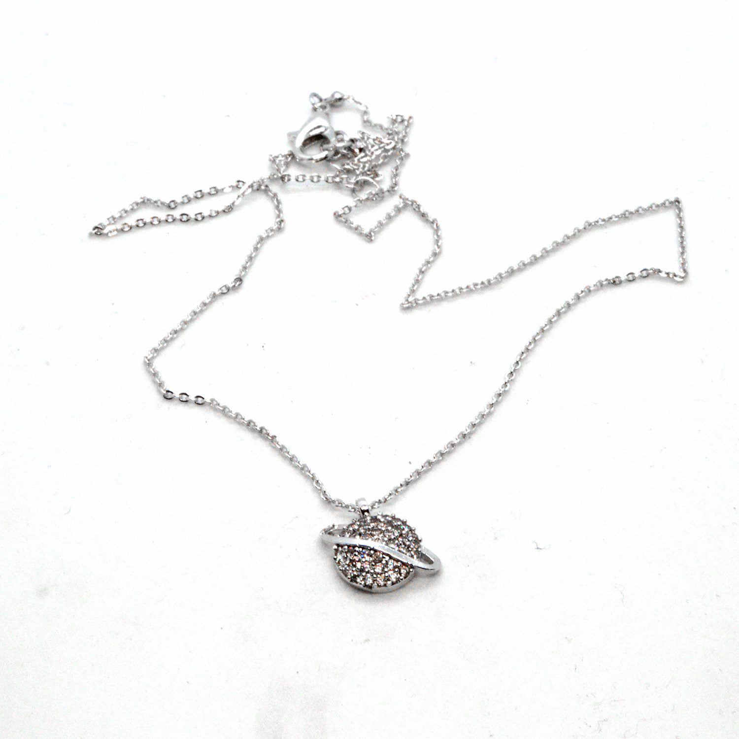 Toptan Gümüş Renk Zirkon Taşlı Satürn Gezegen Beyaz Taşlı Kolye 935 1 Toptan Gümüş  Renk Zirkon Taşlı Satürn Gezegen Beyaz Taşlı Kolye 935