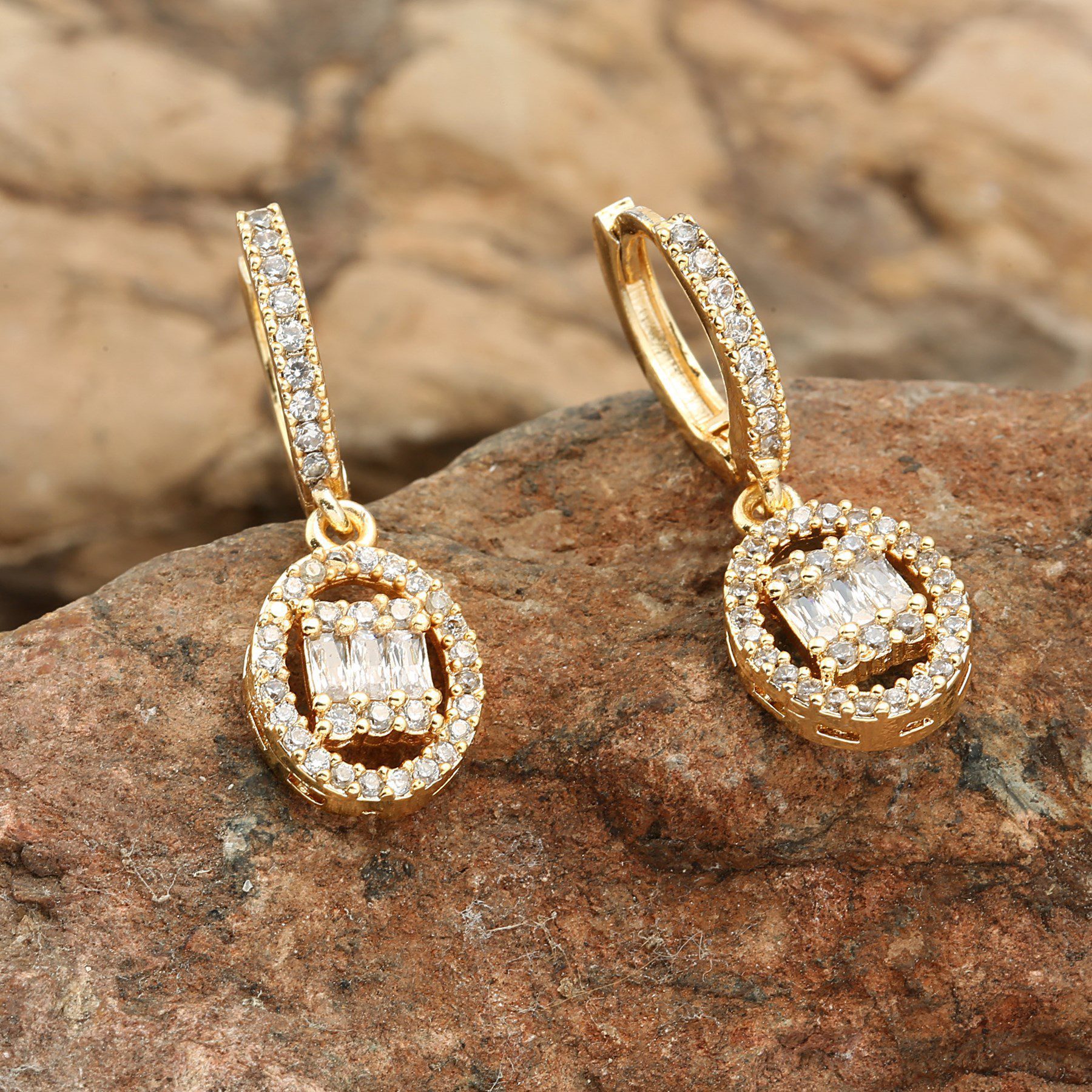 Toptan Altın Renk Mengeç Sallantılı Zirkon Küpe - 1331 3 Toptan Altın Renk Mengeç Sallantılı Zirkon Küpe - 1331 – Bild 3