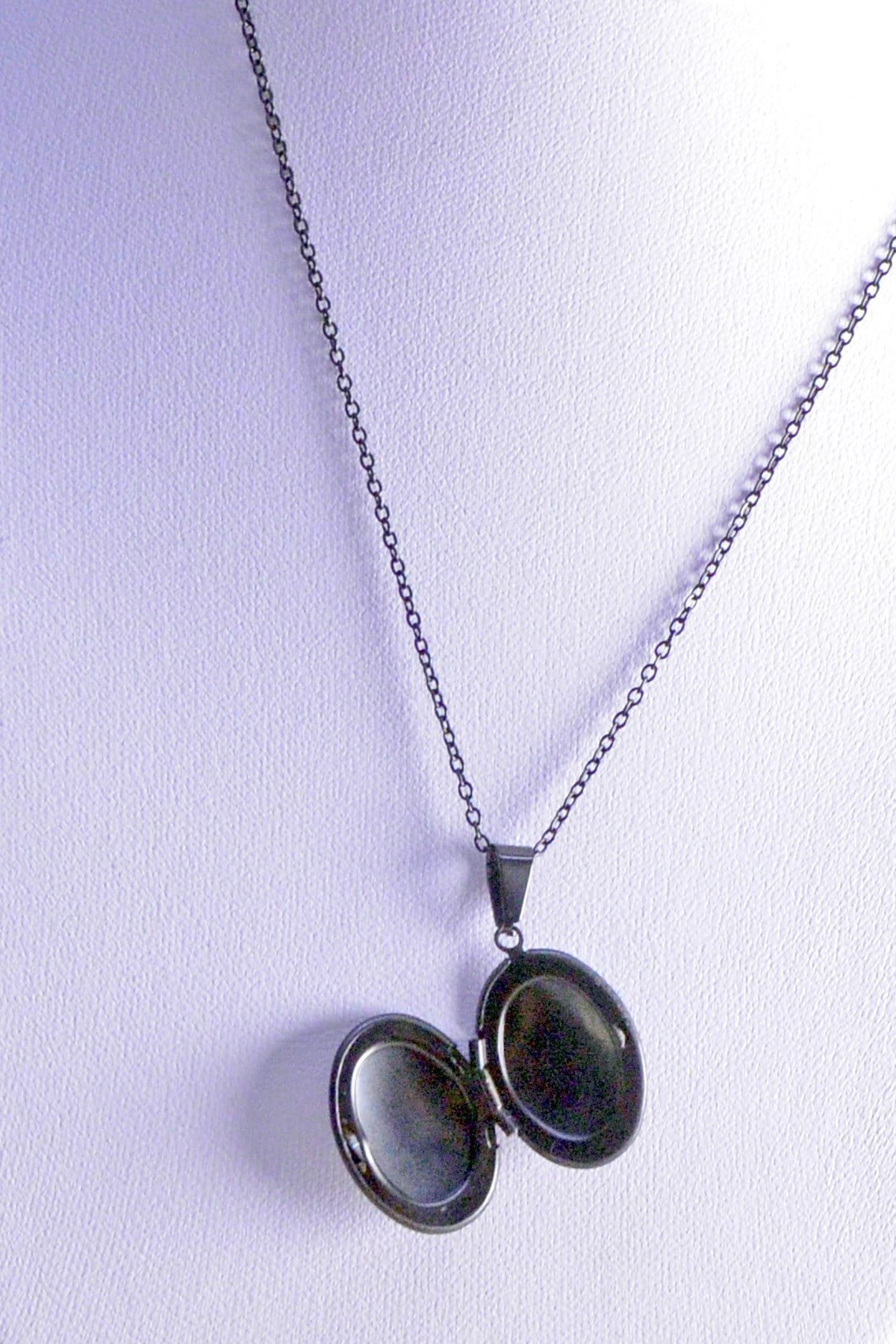 قلادة فولاذية مغطاة بإطار بيضاوي مفتوح باللون الأسود للبيع بالجملة - 2459 2 Toptan Siyah Renk Oval Açılan Çerçeve Kapaklı Çelik Kolye - 2459 - الصورة 2