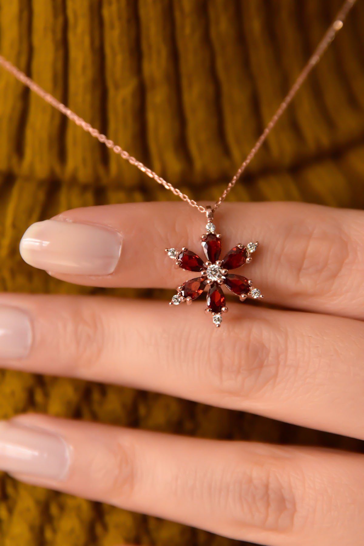 Toptan Altın Renk Garnet Smoked Topaz Taşlı Kamelya Lotus Çiçeği Kadın Zirkon Kolye - 2925 1 Toptan Altın Renk  Garnet Smoked Topaz Taşlı Kamelya Lotus  Çiçeği Kadın Zirkon Kolye - 2925