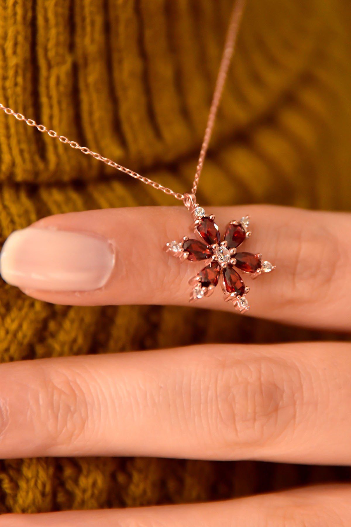 Toptan Altın Renk Garnet Smoked Topaz Taşlı Kamelya Lotus Çiçeği Kadın Zirkon Kolye - 2925 2 Toptan Altın Renk  Garnet Smoked Topaz Taşlı Kamelya Lotus  Çiçeği Kadın Zirkon Kolye - 2925 – Bild 2
