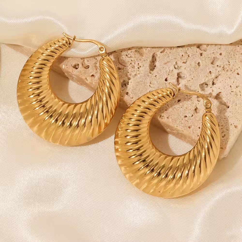 Toptan Altın Renk Çengelli Tombul Halka Küpe Vip Kararmaz Solmaz Çelik Küpe - 3037 8 Toptan Altın Renk Çengelli Tombul Halka Küpe Vip Kararmaz Solmaz Çelik Küpe - 3037 - الصورة 8
