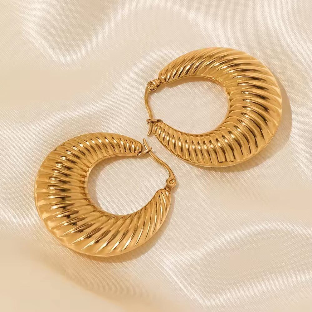 Toptan Altın Renk Çengelli Tombul Halka Küpe Vip Kararmaz Solmaz Çelik Küpe - 3037 5 Toptan Altın Renk Çengelli Tombul Halka Küpe Vip Kararmaz Solmaz Çelik Küpe - 3037 - الصورة 5