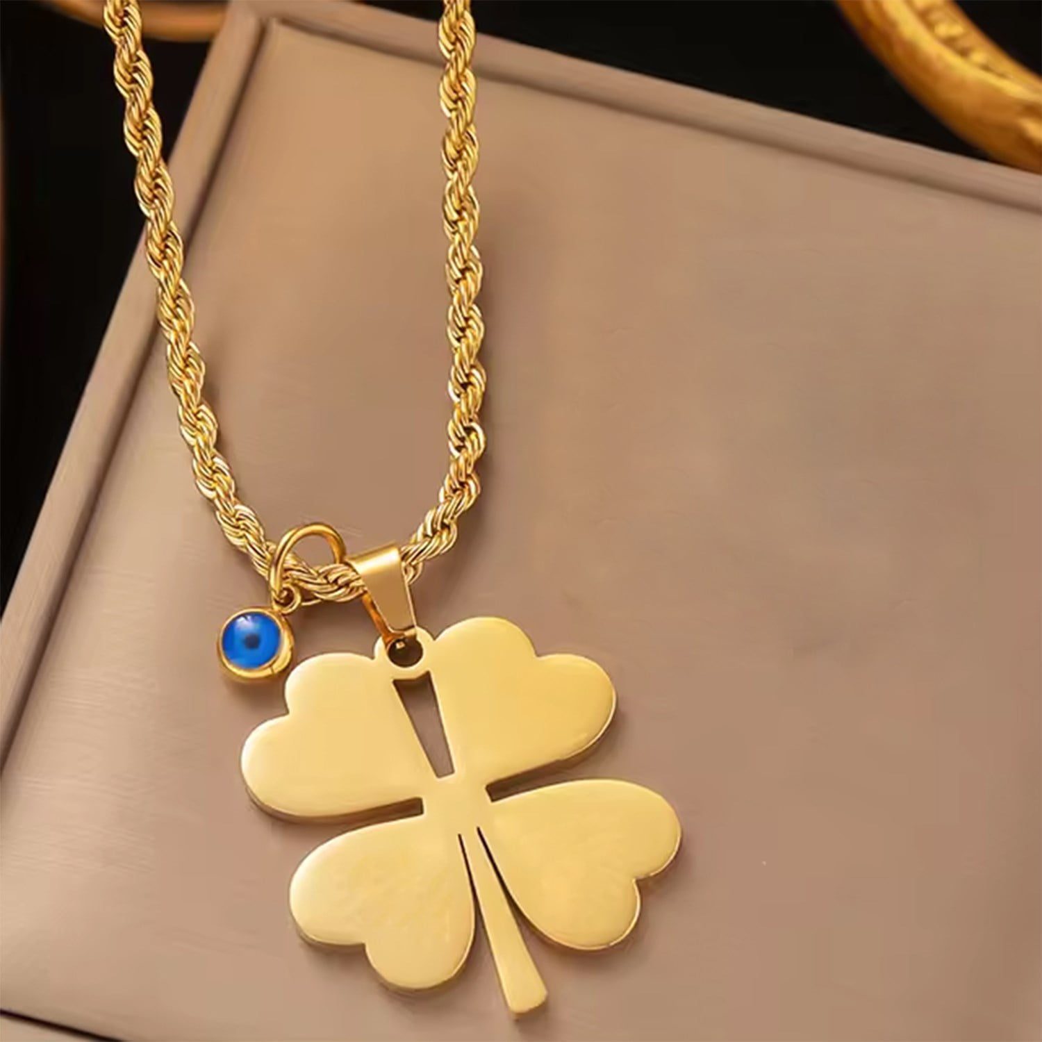 Toptan Altın Rengi Yazı Yazılabilen Burgu Zincir Yonca 45 Cm Vip Solmaz Kararmaz Çelik Kolye - 3039 1 Toptan Altın Rengi Yazı Yazılabilen Burgu Zincir  Yonca 45 Cm Vip Solmaz Kararmaz Çelik Kolye - 3039