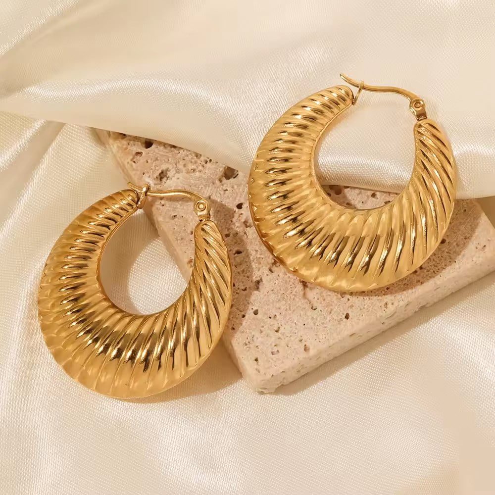 Toptan Altın Renk Çengelli Tombul Halka Küpe Vip Kararmaz Solmaz Çelik Küpe - 3037 7 Toptan Altın Renk Çengelli Tombul Halka Küpe Vip Kararmaz Solmaz Çelik Küpe - 3037 - الصورة 7