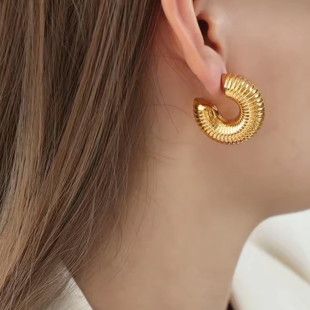 Toptan Altın Renk Çivili Halka Çizgili Küpe Vip Kararmaz Solmaz Çelik Küpe - 3030 3 Toptan Altın Renk Çivili Halka Çizgili Küpe Vip Kararmaz Solmaz Çelik Küpe - 3030 - Image 3