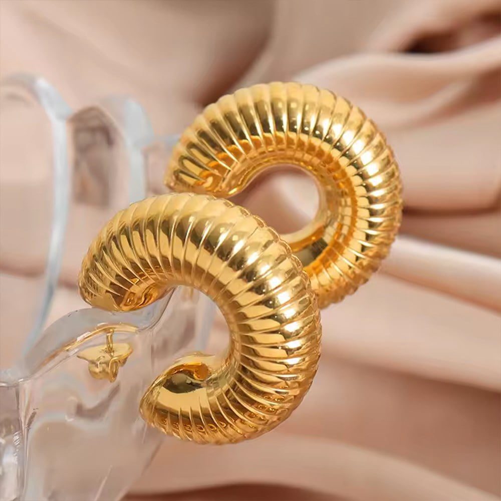 Toptan Altın Renk Çivili Halka Çizgili Küpe Vip Kararmaz Solmaz Çelik Küpe - 3030 1 Toptan Altın Renk Çivili Halka Çizgili Küpe Vip Kararmaz Solmaz Çelik Küpe - 3030