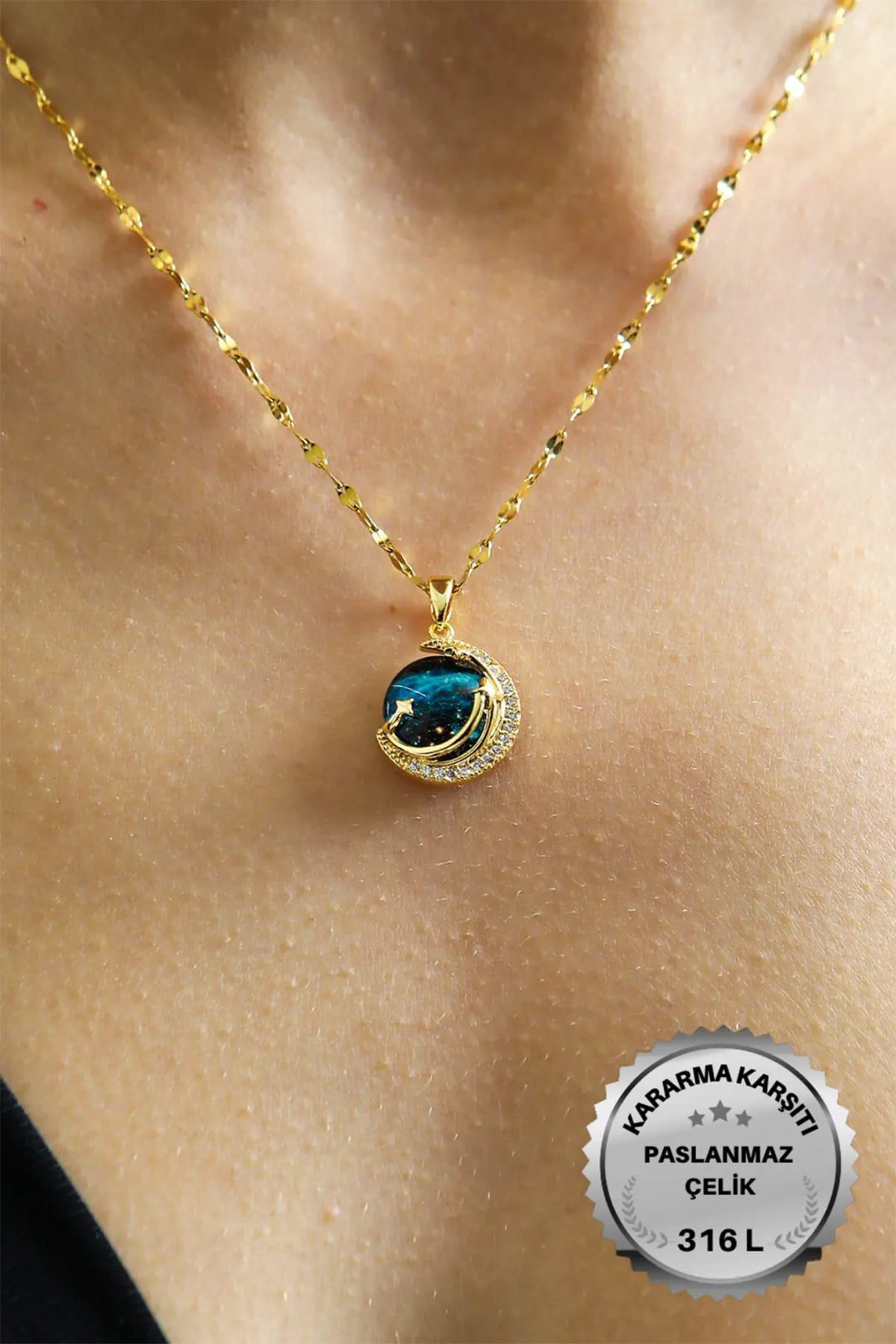 Toptan Altın Renk Singapur Zincir Mavi Zirkon Taşlı Gezegen Vip Solmaz Kararmaz Çelik Kolye - 3044 1 Großhandel Goldfarbene Singapur-Kette mit blauem Zirkonia-Stein, Planet VIP, farbecht, anlaufgeschützte Stahlkette – 3044