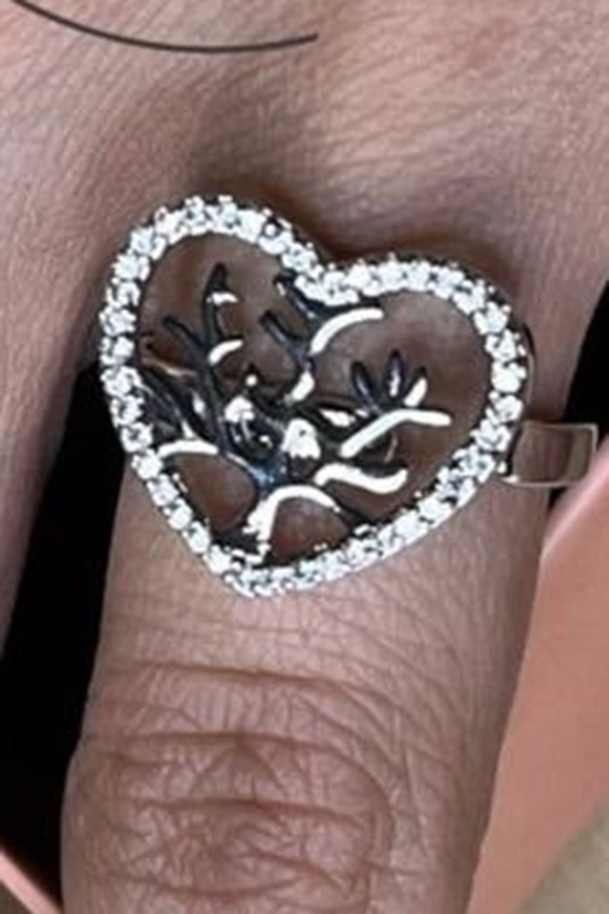 Toptan Gümüş Renk Zirkon Taşlı Kalpli Hayat Ağacı Model Çelik Yüzük Ayarlanabilir Çelik Yüzük - 3099 1 Toptan Gümüş Renk Zirkon Taşlı Kalpli Hayat Ağacı Model Çelik Yüzük Ayarlanabilir Çelik Yüzük - 3099