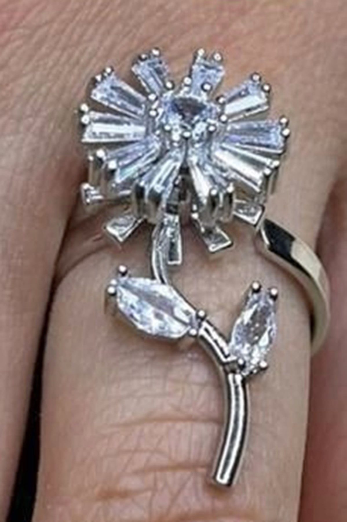 Bague rotative réglable en acier avec pierre de zircone, modèle marguerite couleur argent, vente en gros - 3118 1 Bague rotative réglable en acier avec pierre de zircone, modèle marguerite argenté, vente en gros - 3118