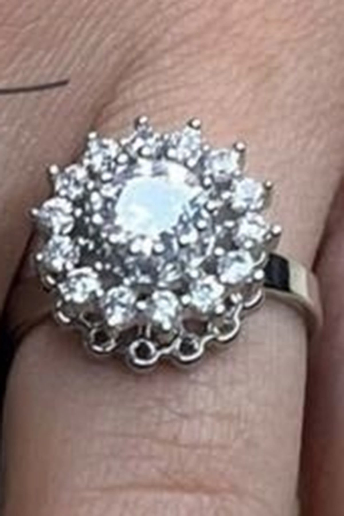 Toptan Gümüş Renk Ayçiçeği Model Zirkon Taşlı Çelik Ayarlanabilir Dönen Çelik Yüzük - 3101 1 Toptan Gümüş Renk Ayçiçeği Model Zirkon Taşlı Çelik Ayarlanabilir Dönen Çelik Yüzük - 3101