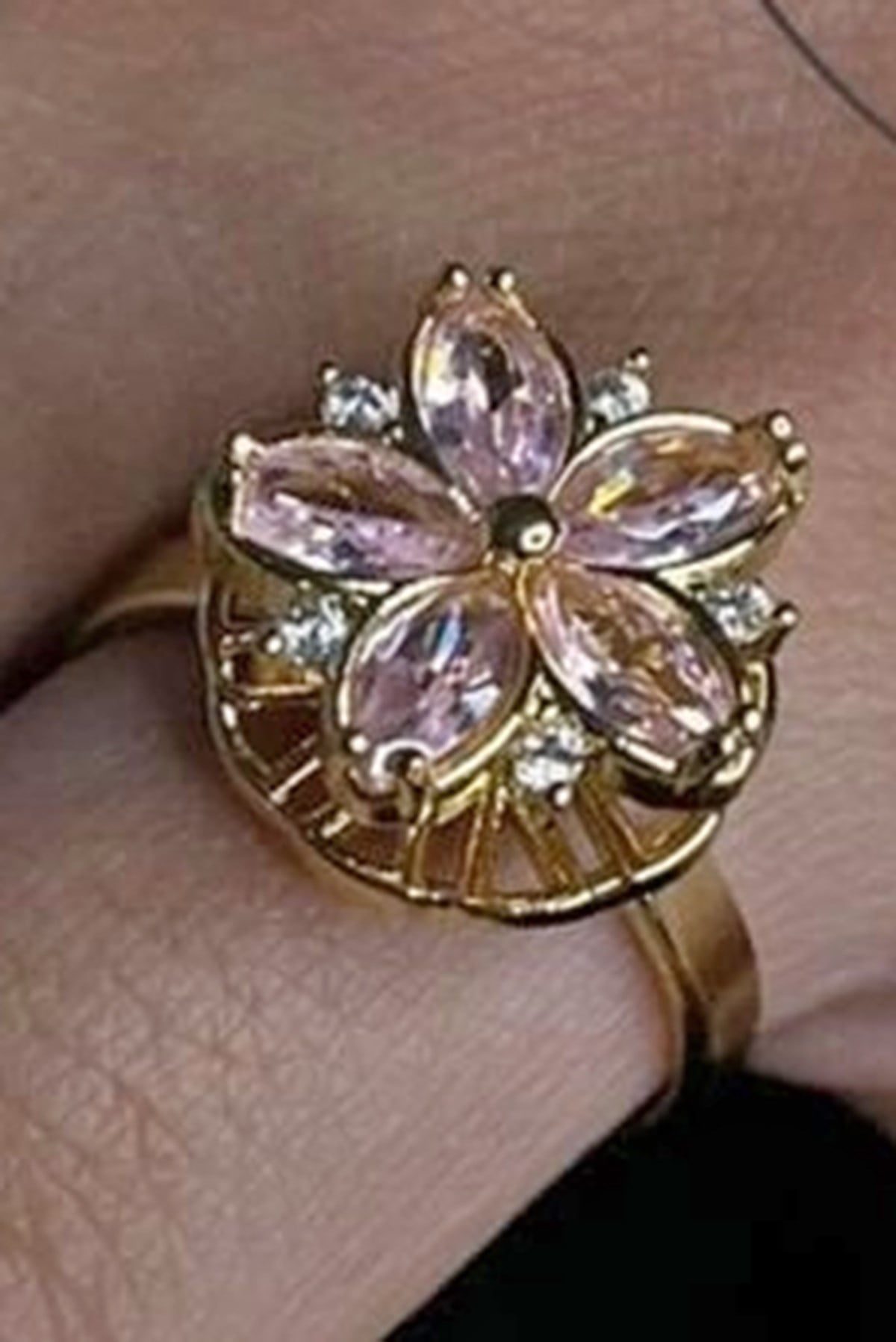 Toptan Altın Renk Pembe Lotus Model Zirkon Taşlı Çelik Ayarlanabilir Ucu Dönen Çelik Yüzük - 3109 1 Toptan Altın Renk Pembe Lotus Model Zirkon Taşlı Çelik Ayarlanabilir Ucu Dönen Çelik Yüzük - 3109