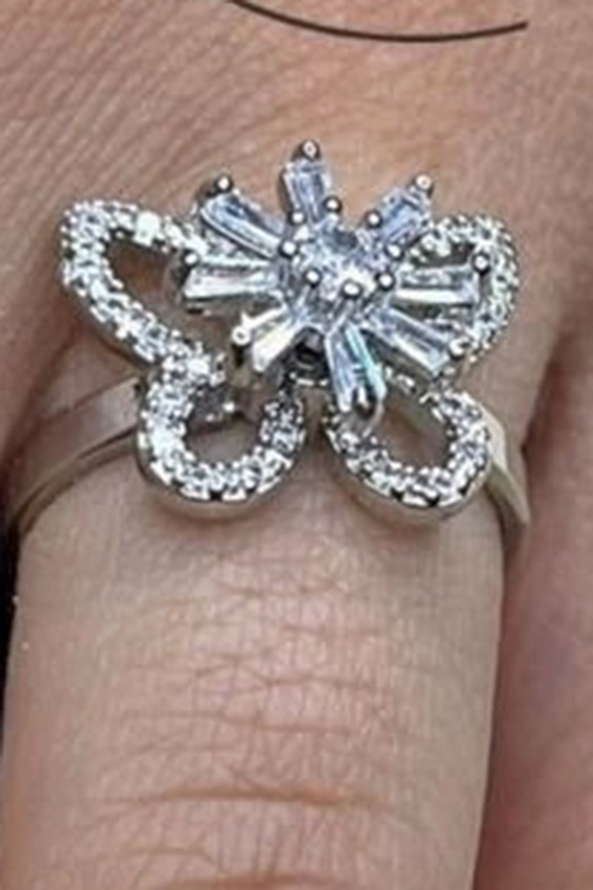 Großhandel Silberfarbener Schmetterlings-Baguette-Ring aus Zirkonia mit verstellbarem, drehbarem Ende - 3117 1 Großhandel Silberfarbener Schmetterlings-Baguette-Ring aus Zirkonia mit verstellbarem, drehbarem Ende aus Stahl - 3117