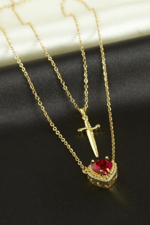 Collier en acier avec pendentif en forme de cœur et d'épée en pierre rouge, couleur or, vente en gros - 3411