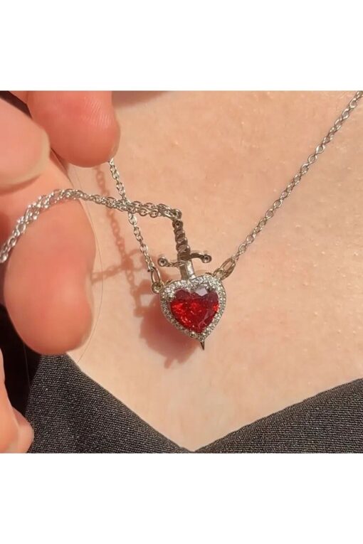 Collier en acier avec pendentif en forme de cœur et épée en pierre rouge argentée - 3410