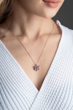 Toptan Altın Renk Mor Lotus Çiçeği Kolye Paslanmaz Çelik Kolye - 3400 6 f145a348bf124a24aebe8a1fc76dbd8e