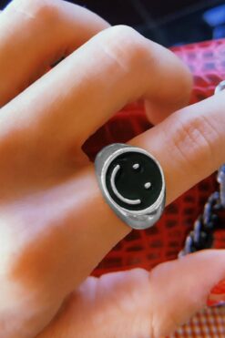 Grossiste Bague de chevalier à visage souriant réglable, plaquée argent, de couleur noire - 2299